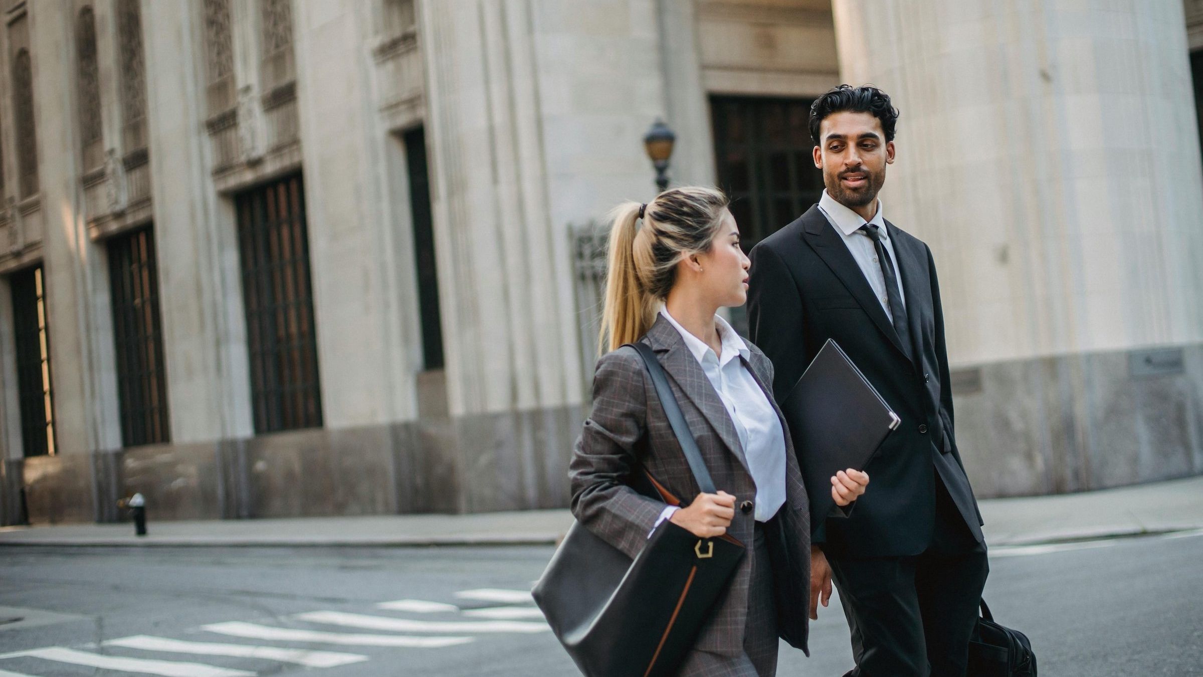 Jonge professionals in overleg in een moderne werkomgeving